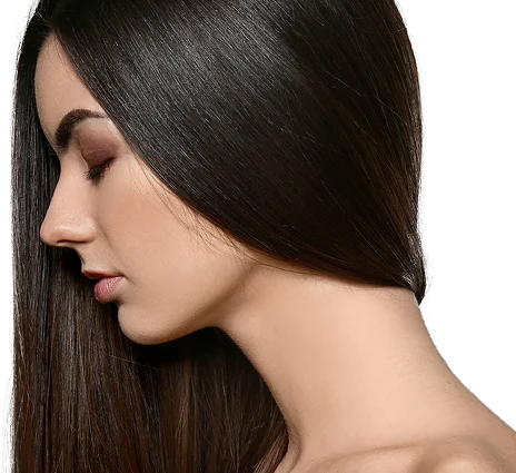 Жена със здрава, блестяща и гъста тъмна коса след лечение на косопад