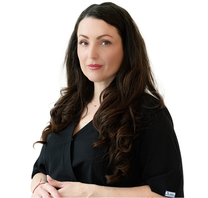 Портрет на жена лекар в черно медицинско облекло.